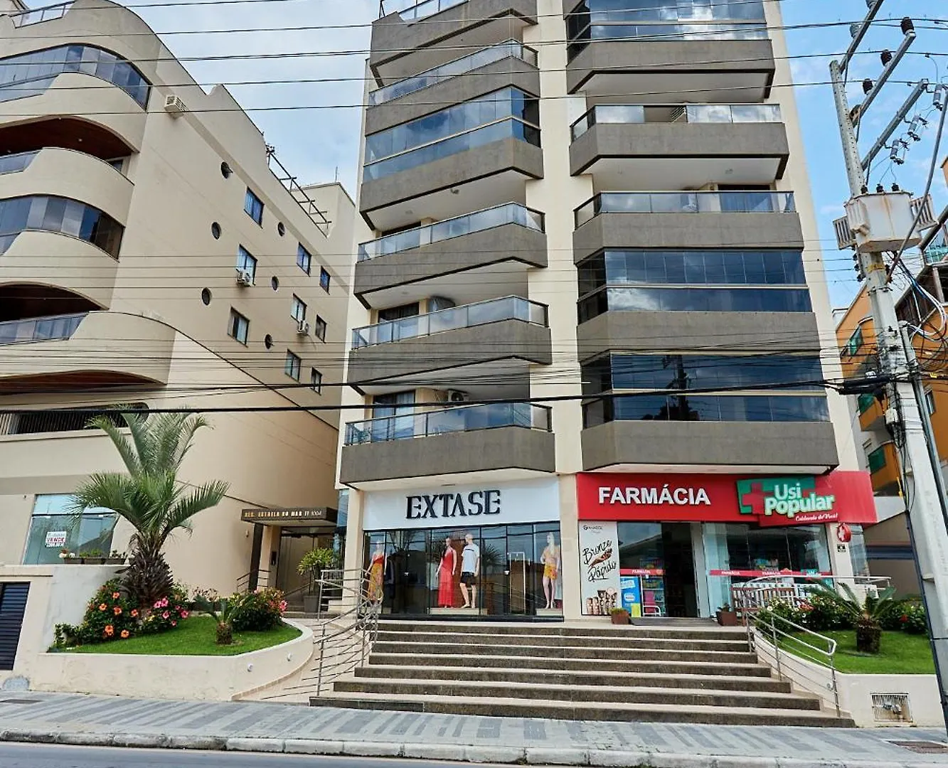 187 Apartamento 50M Da Praia. Bela Vista Ao Mar. Em Avenida Principal De Bombinhas.