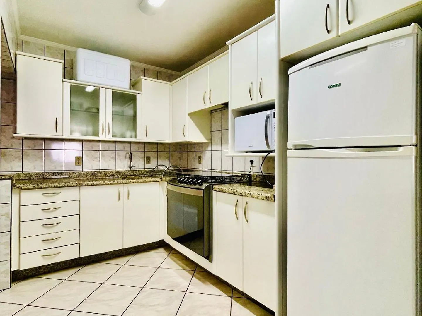 187 Apartamento 50M Da Praia. Bela Vista Ao Mar. Em Avenida Principal De Bombinhas.