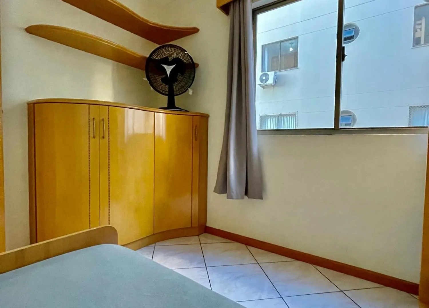 187 Apartamento 50M Da Praia. Bela Vista Ao Mar. Em Avenida Principal De Bombinhas.