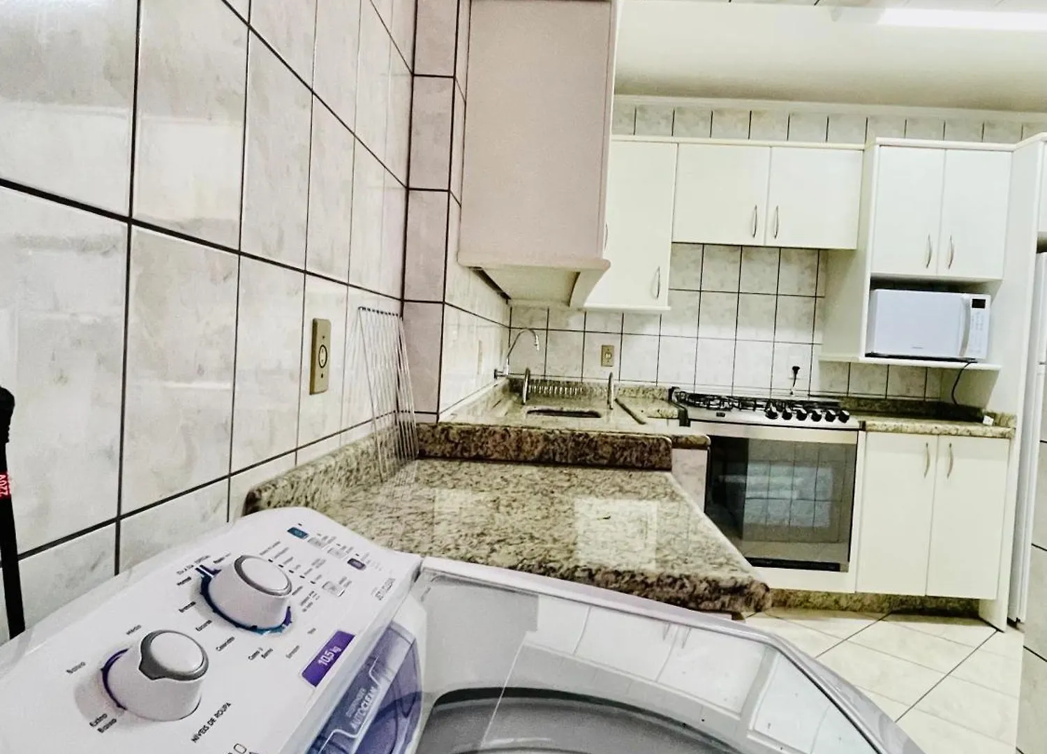187 Apartamento 50M Da Praia. Bela Vista Ao Mar. Em Avenida Principal De Bombinhas. Bombinhas