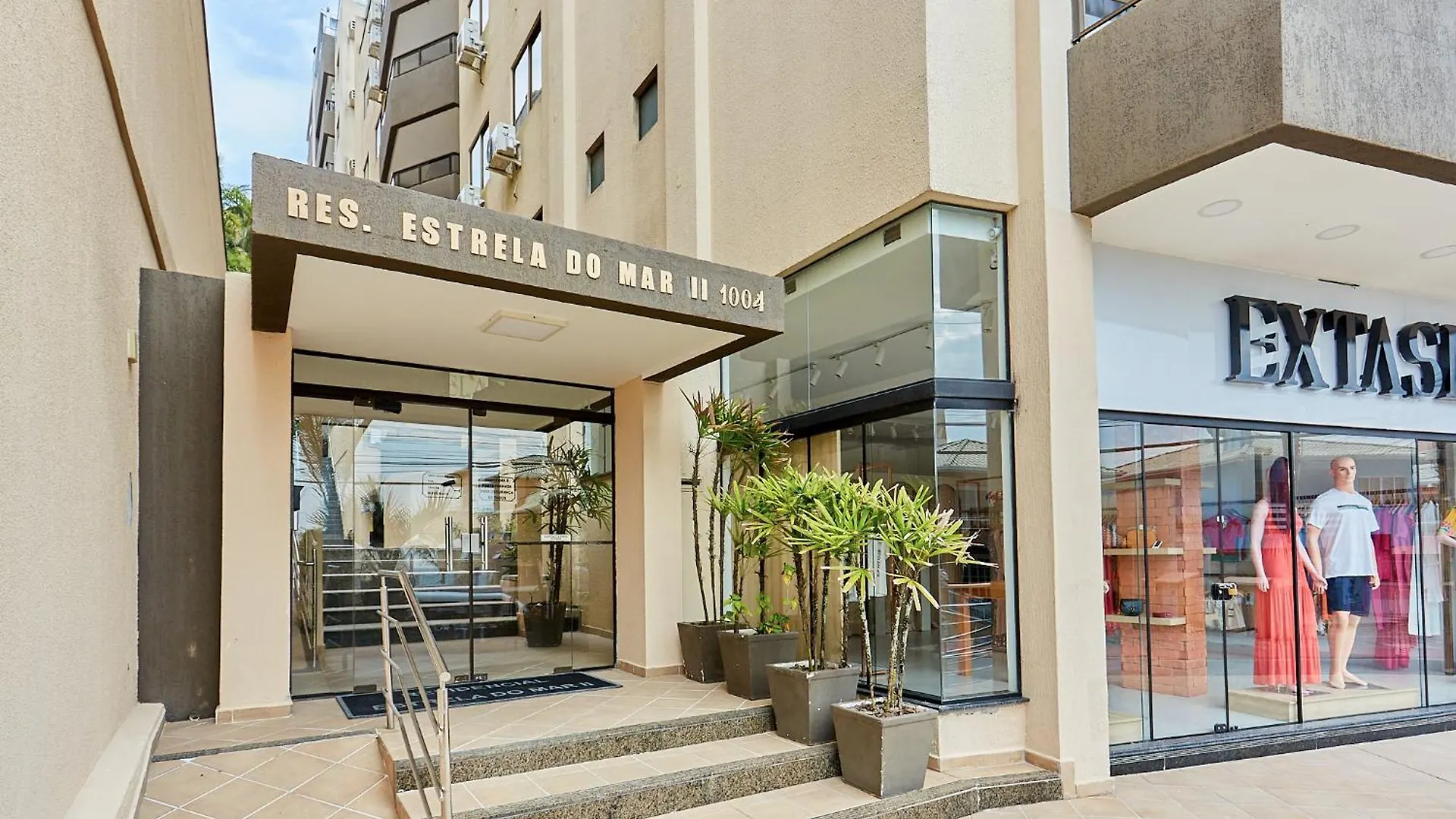 187 Apartamento 50M Da Praia. Bela Vista Ao Mar. Em Avenida Principal De Bombinhas. Brazil